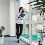 mujer en oficina