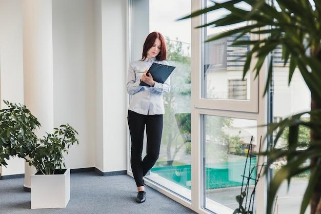 mujer en oficina